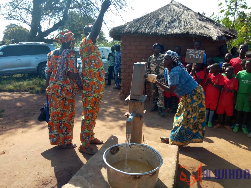 Tchad : la secrétaire d'État Alixe Naïmbaye offre 10 forages et un collège à des villages. © Golmem Ali/Alwihda Info