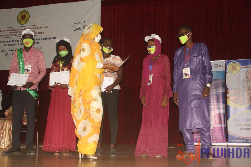 Tchad : la Première Dame honore une promotion de 1000 jeunes formés en entrepreneuriat