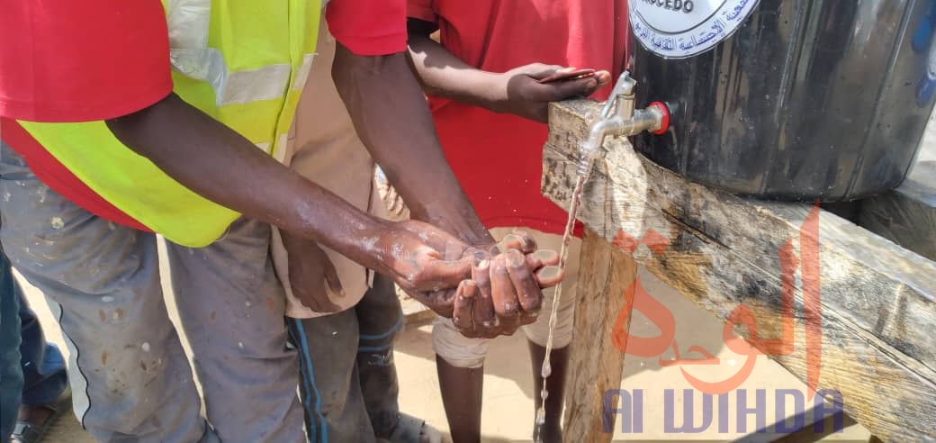 Un citoyen se lave les mains devant une borne fontaine à N'Djamena. © Ben Kadabio/Alwihda Info
