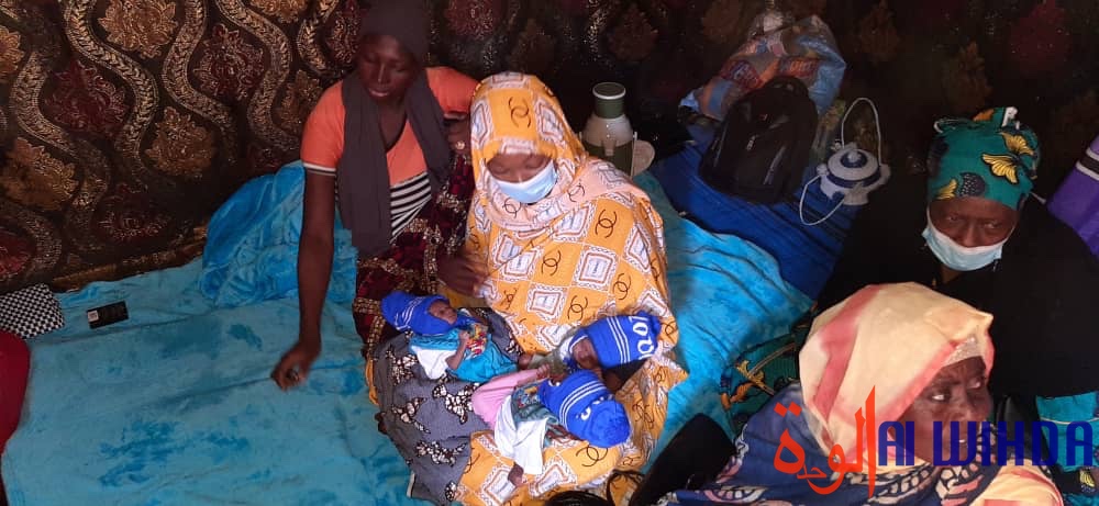 Tchad : la mère des triplés reçoit la visite et l'assistance de militantes associatives