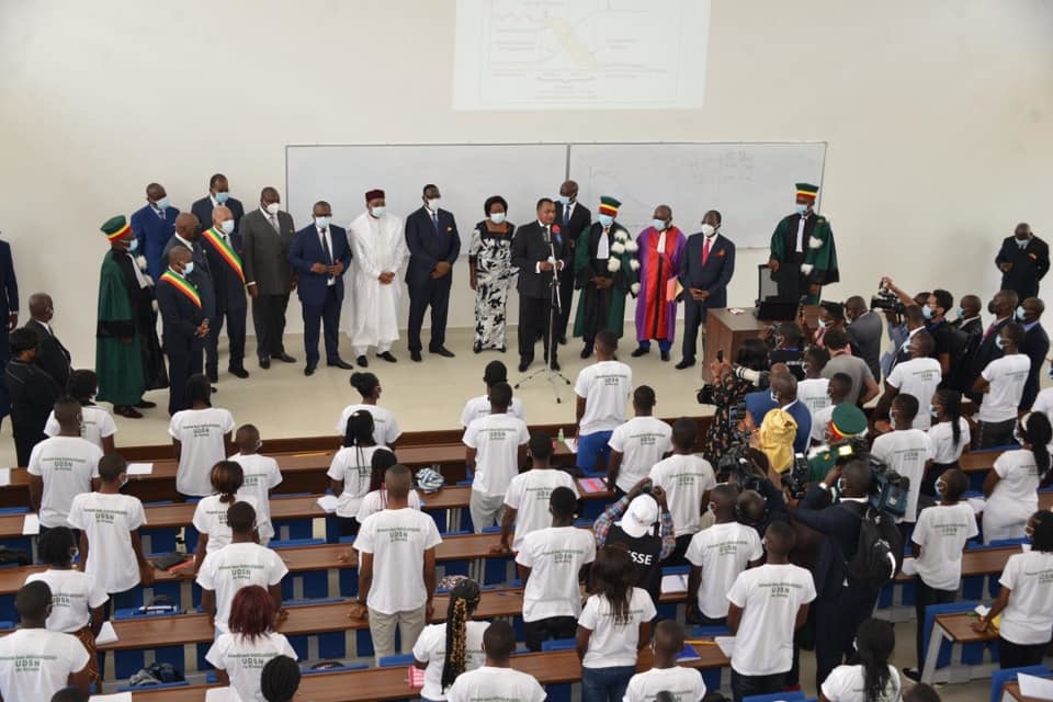 Les étudiants en face des chefs d'Etat.