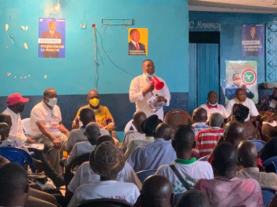 Brice Dimitri Bayendissa devant les populations de Tié-Tié II