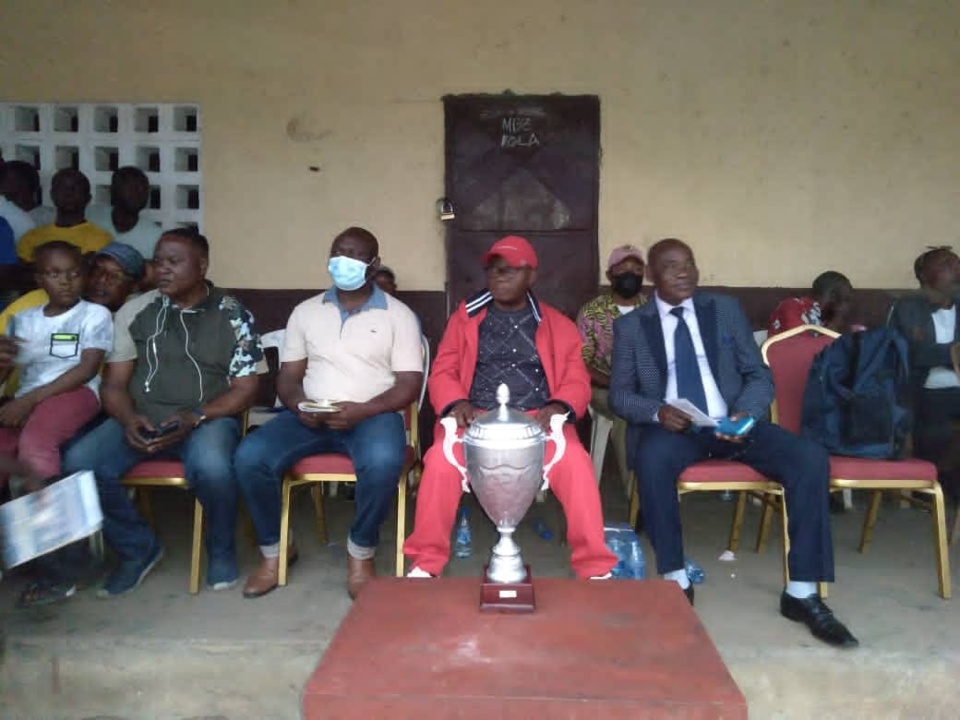 Le député Fred Mamona et le trophée soulevé par l'équipe Sélection.