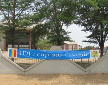 Une banderole accrochée sur lees murs du Palais du 15 Janvier. N'Djamena. © journaldutchad.com