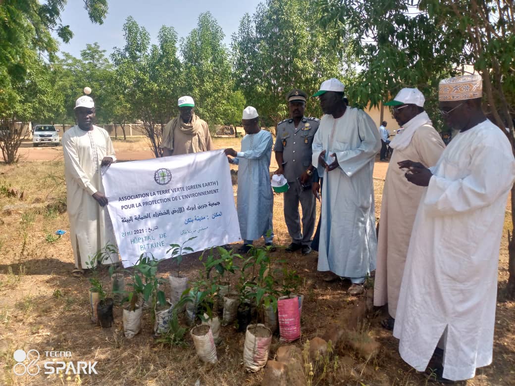 Tchad : Green Earth plante des arbres à l'hôpital de Bitkine