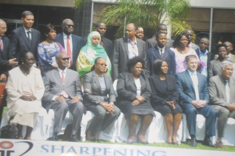 la vice présidente de la Répubique de Zambie, présidente de la Cour suprême assise au milieu