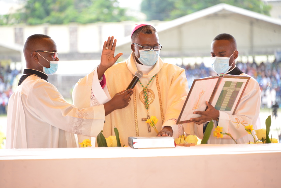 Mgr Bienvenu Manamika Bafouakouahou prononçant sa profession de foi.
