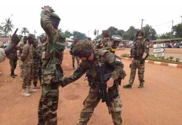 Un homme de l'ex-Séléka fouillé par un militaire français.