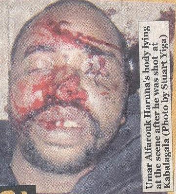 Le corps du tchadien Oumar Alfarouck, abattu par la police ougandaise. Crédit photo : Stuart Yiga.