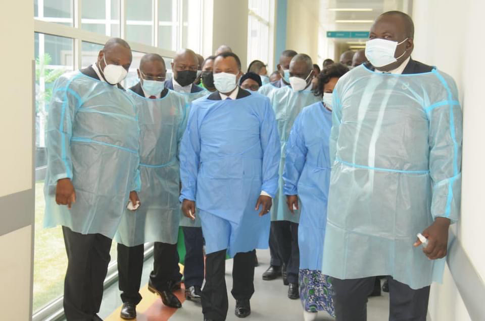 Denis Sassou N'Guesso coupant le ruban symbolique.