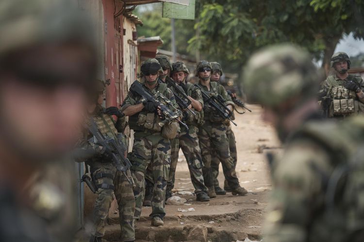 Des soldats français patrouillant près de l'aéroport de Bangui, le 9 décembre 2013. (Photo Fred Dufour. AFP)