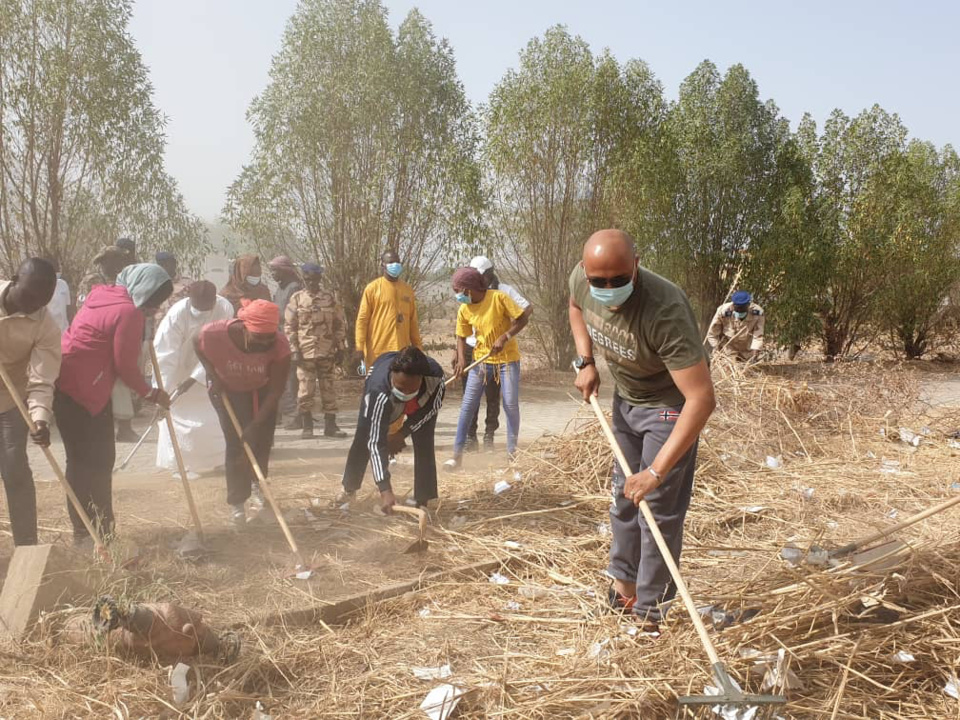 Tchad : le personnel du ministère des Affaires foncières en opération de salubrité