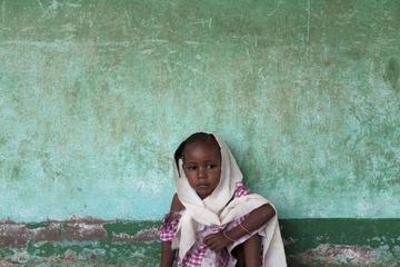 Jeune musulmane ayant trouvé refuge dans une école coranique à Bangui. Selon l'Onu, moins d'un millier de musulmans sur les 100.000 qui y vivaient, résident encore dans la capitale centrafricaine en raison des violences commises par les milices chrétiennes. /Photo prise le 24 février 2014/REUTERS/Camille Lepage