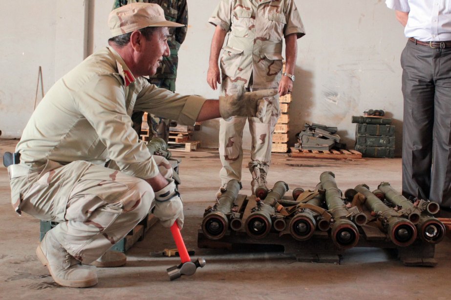 Un militaire libyen neutralise des missiles SA-7. PHOTO ARCHIVES AFP