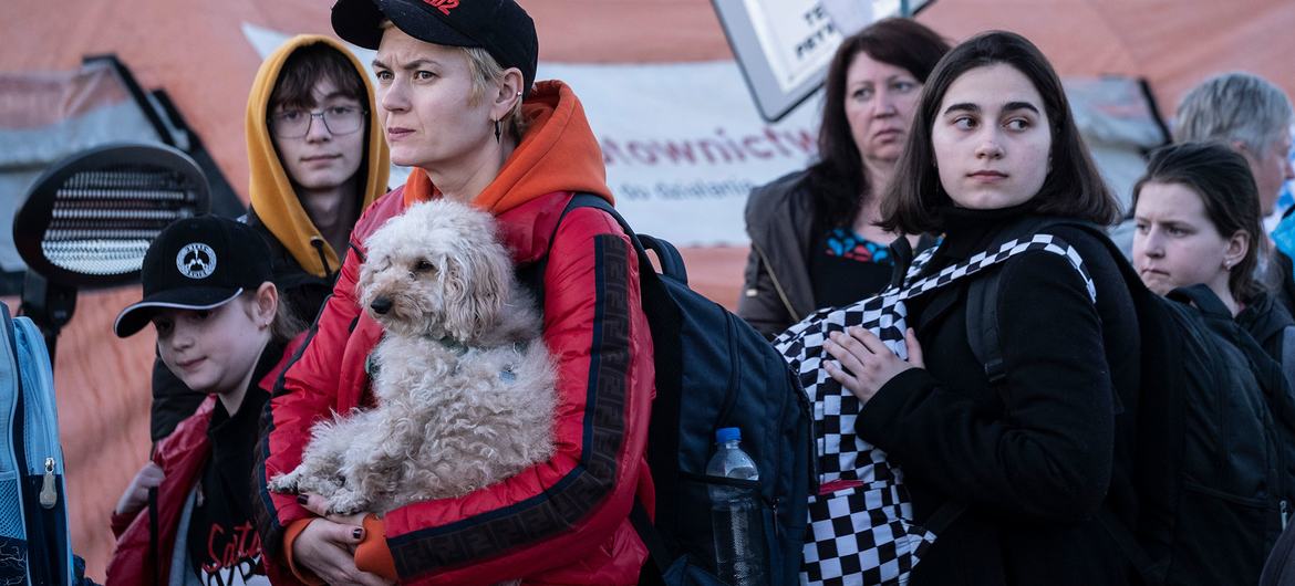 Des réfugiés d'Ukraine entrent en Pologne au point de passage de Medyka. © UNHCR/Maciej Moskwa