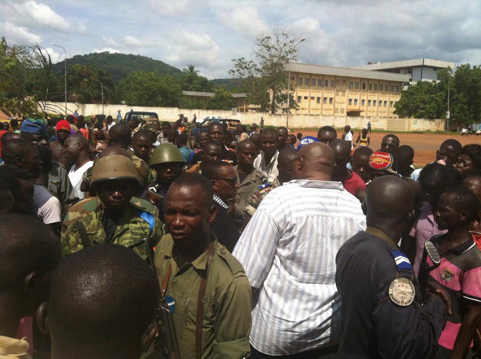 Le cadavre d'un homme devant les portes de la Primature à Bangui. Crédit photo : Diaspora Media