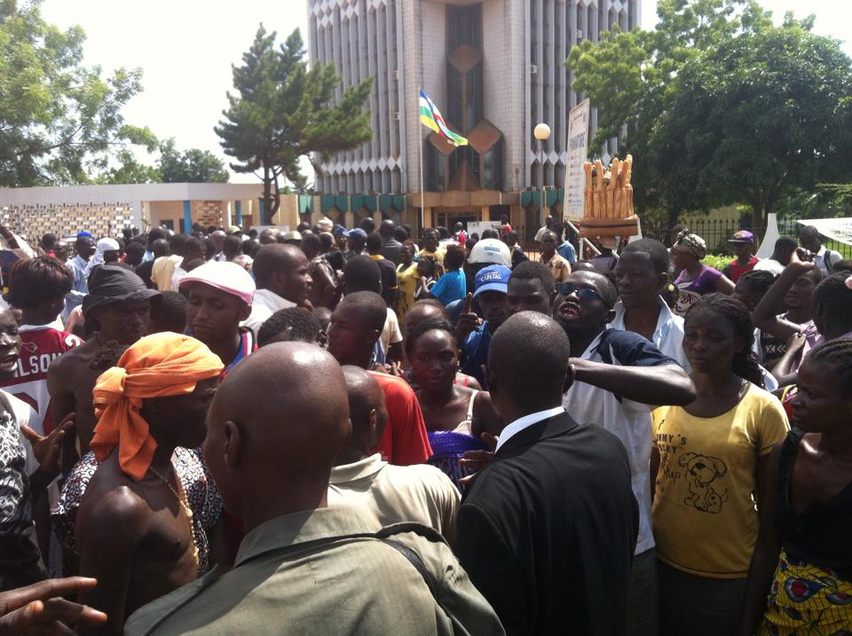 Le cadavre d'un homme devant les portes de la Primature à Bangui. Crédit photo : Diaspora Media