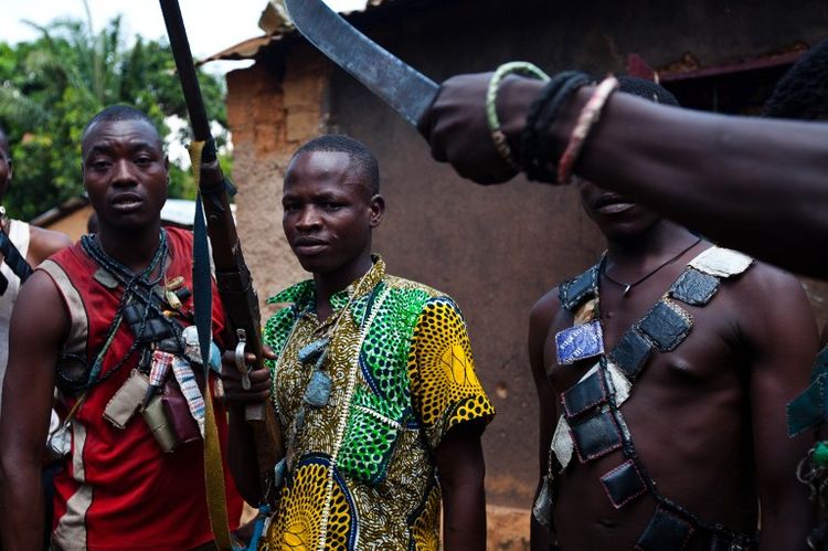 Des miliciens anti-balaka, chrétiens opposés aux combattants de la Séléka, exhibent leurs armes et amulettes à Boy-Rabé, dans le nord de Bangui, le 14 décembre. (Photo Ivan Lieman. AFP)