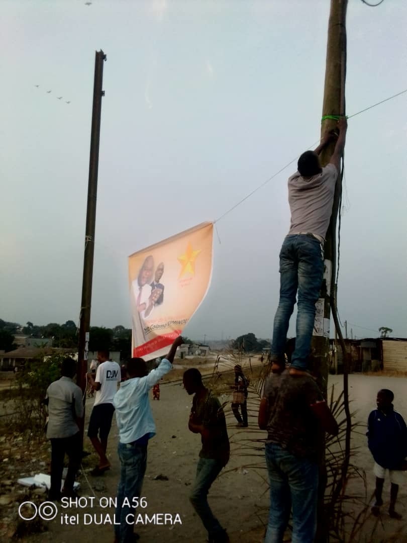 La jeunesse de Tié Tié 2 faisant le marketig de l'image de Christo Colomb Kiminou