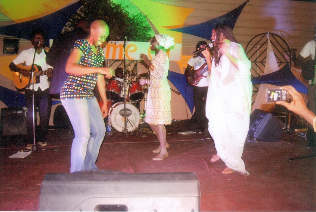 L'artiste Mounira Mitchala et d'autres danseurs sur scène. Crédit photo : artistetchadienne.com