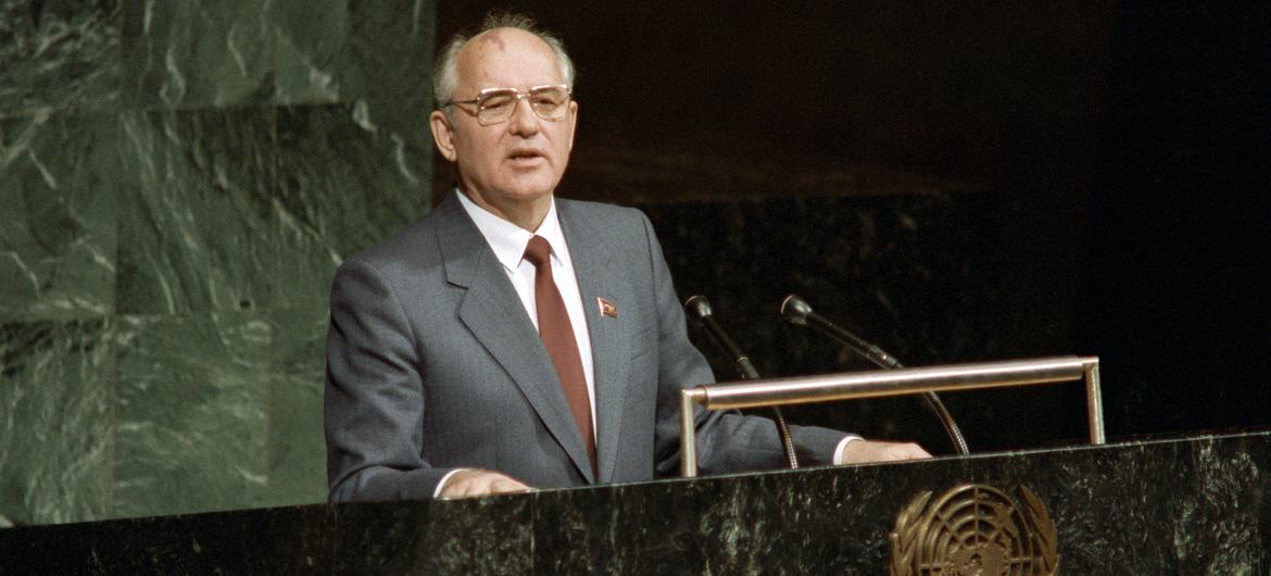 Le Président de l'Union soviétique Mikhaïl Gorbatchev s'adressant à la 43e Assemblée générale des Nations Unies en 1988. ONU Photo/John Isaac