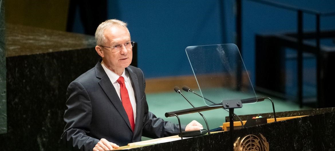 Photo ONU/Evan Schneider. Csaba Kőrösi, président de la 77e session de l'Assemblée générale des Nations Unies, s'adresse à la première réunion plénière de la session.