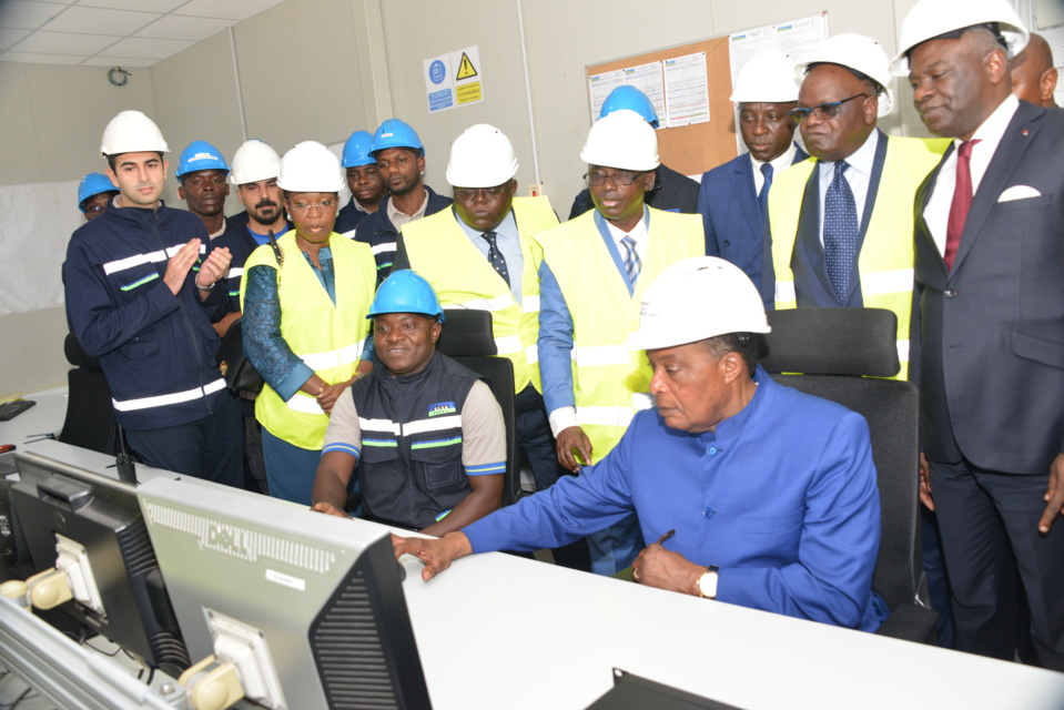 Le président Sassou N'Guesso remettant en service la centrale