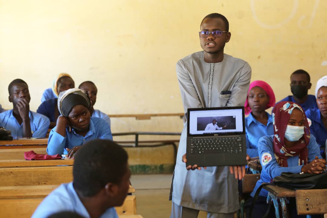 Tchad : WenakLabs sensibilise les élèves sur l'usage responsable des réseaux sociaux