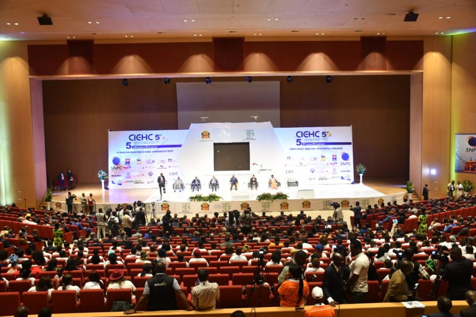 Vue de la salle des congrès de Kintélé au 1er jour des travaux de la CIFHC.