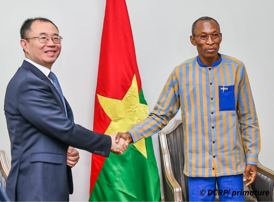 Le Burkina Faso demande à la Chine de lui fournir de l’armement militaire