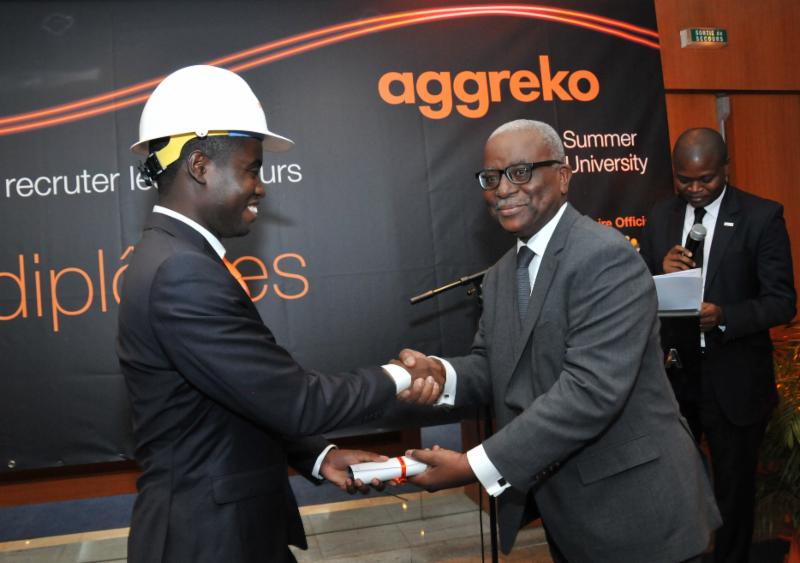 Joey Briam Mouton de RDC reçoit son diplôme du Directeur des Opérations de CI-Energies, Tanoe Bile