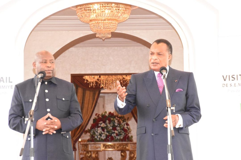 Denis Sassou N'Guesso et Evariste Ndayeshimiye devant la presse