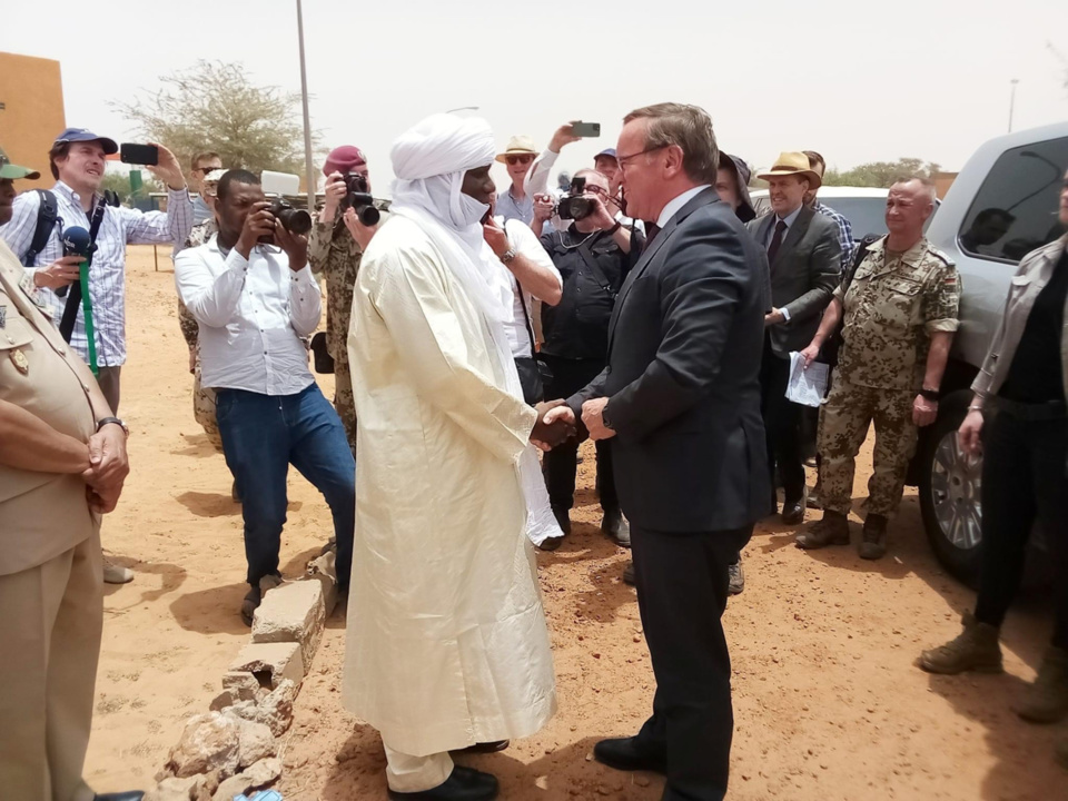 Le ministre Allemand de la Défense en visite officielle au Niger. © MinDefN