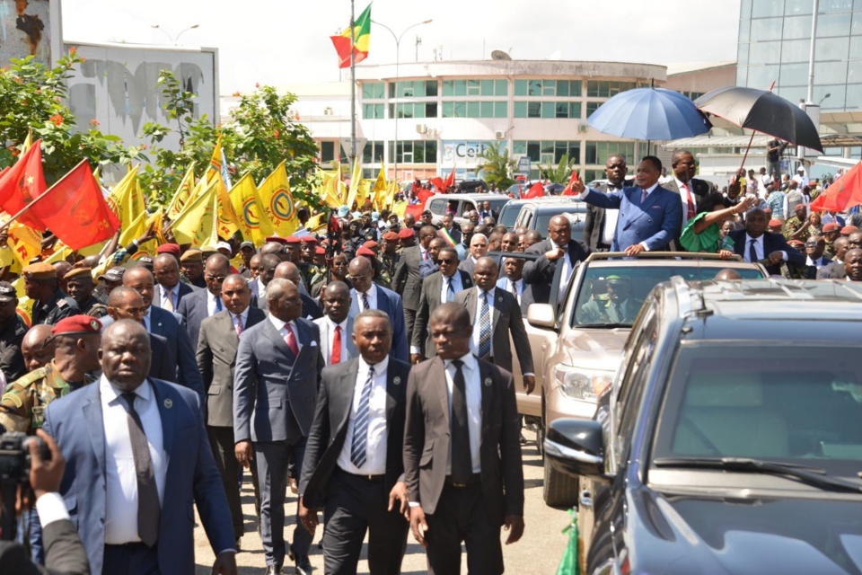 Le couple présidentiel communiant avec la population de Pointe-Noire par un bain de foule.