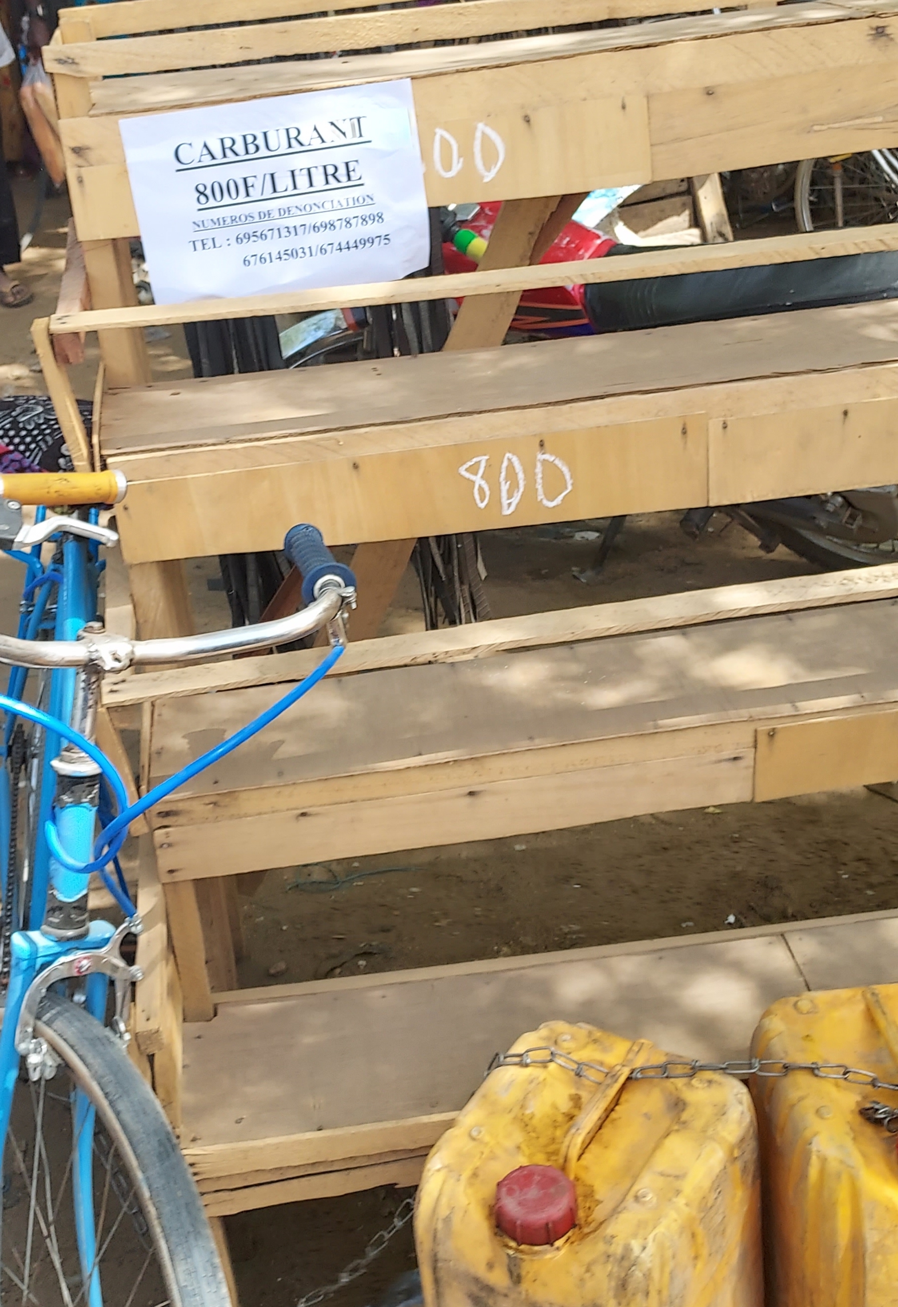 Tchad : l'essence achetée à 800 FCFA à Kousseri est revendue à 2500 FCFA le litre en bouteille