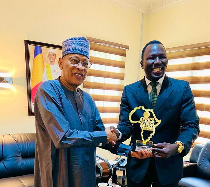 L'ambassadeur du Tchad au Nigéria honore le PDG d'American Happiness Center