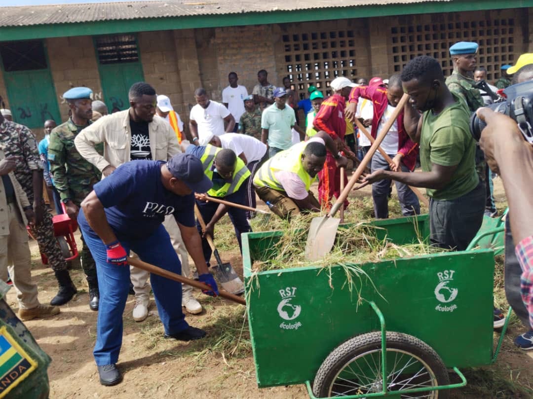 Centrafrique : le président Touadera participe au nettoyage d’une école à Bangui