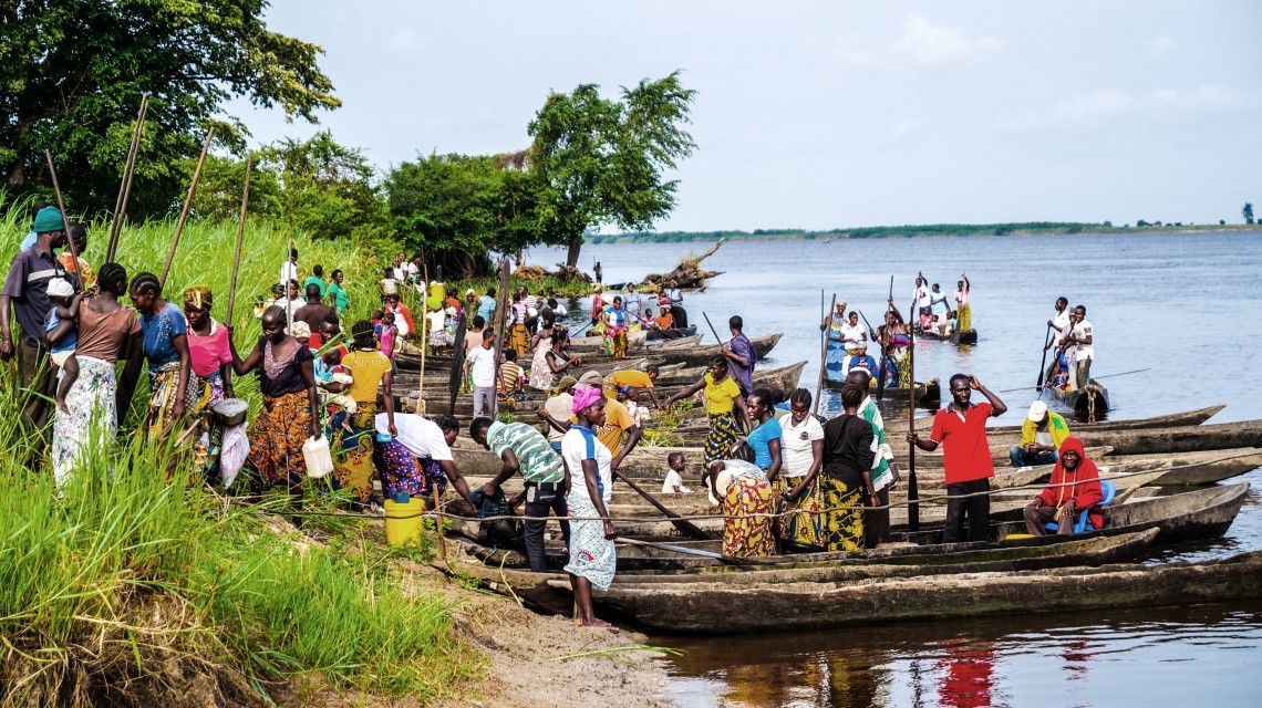 Des pirogues sur le Fleuve Congo/ Image d'illustration