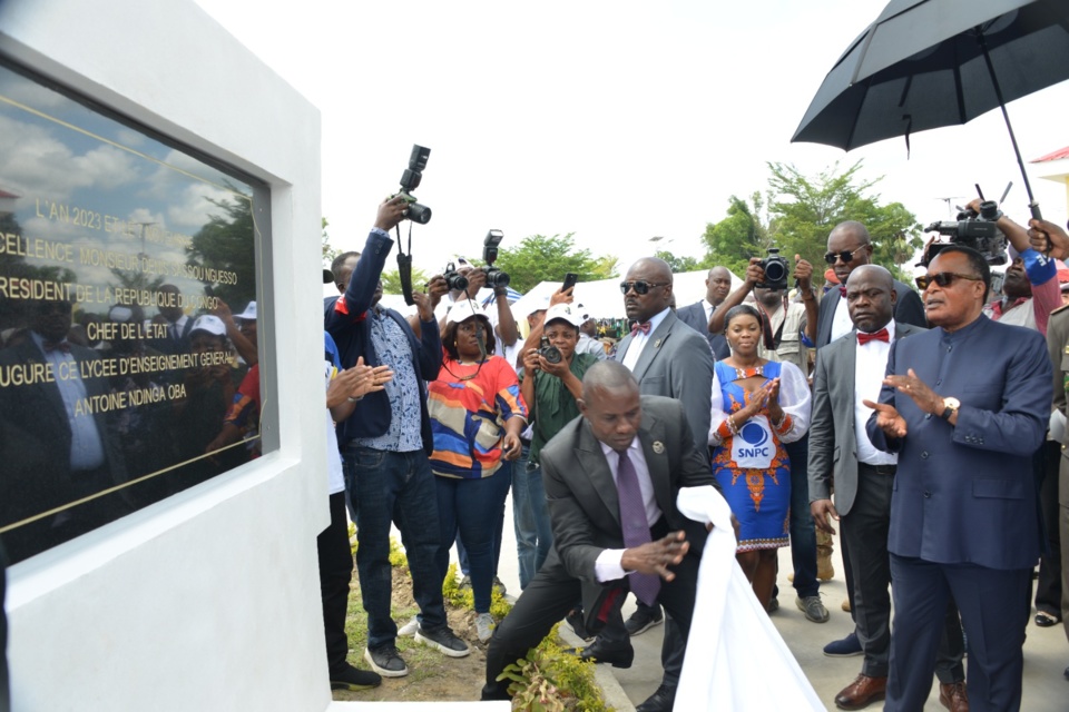 Sassou N'Guesso appréciant la plaque inaugurale du lycée d'Oyo