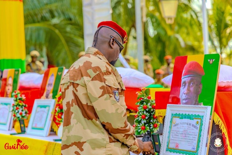 Le Président de la transition rend un dernier hommage aux  victimes de l’attaque de la maison centrale © Africaguinee.com