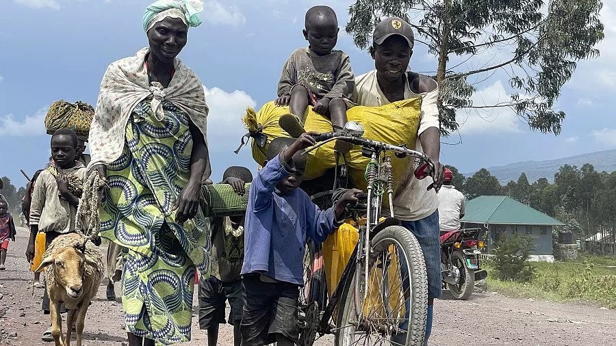 Des habitants fuyant les combats entre les rebelles du M23 et les forces congolaises près de Kibumba, au nord de Goma. Photo : Africanews.com