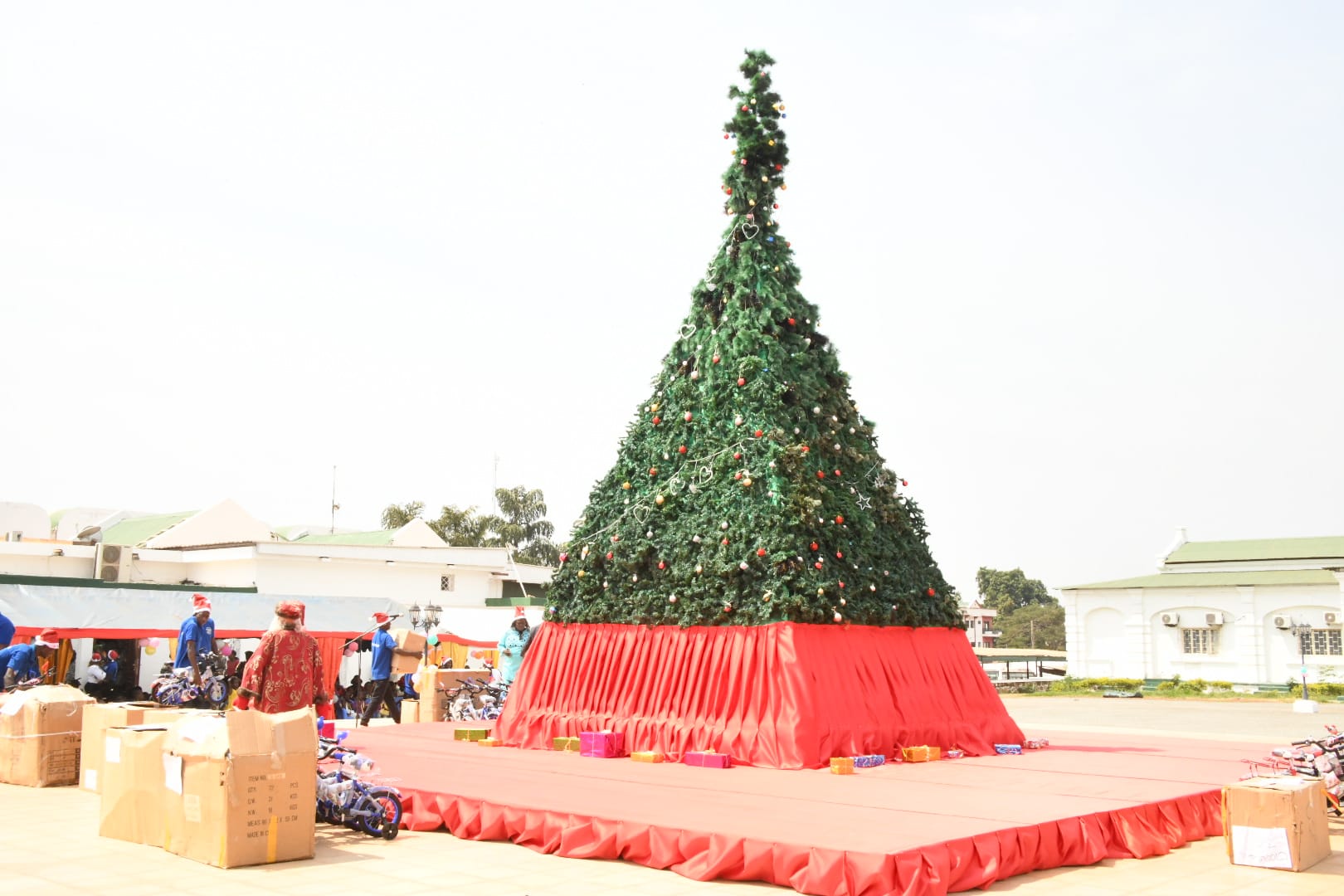 RCA : 1 000 enfants reçoivent des cadeaux au Palais de la Renaissance