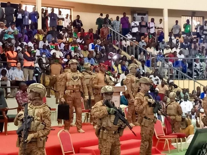 Burkina : Le Président Traoré brandit la menace de réciprocité aux pays interdisant l'exportation de denrées alimentaires