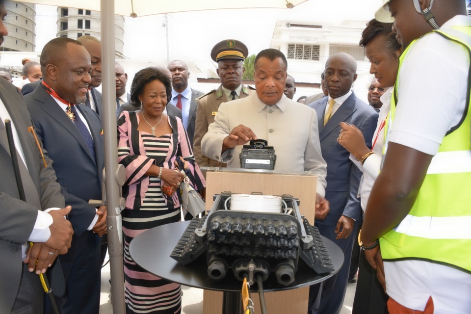 Denis Sassou N'Guesso mettant en service le Data center