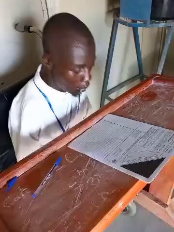 Tchad – Bac 2024 : Un candidat handicapé au baccalauréat inspire par sa détermination et ses aptitudes extraordinaires