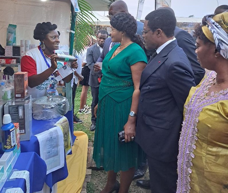 Visite des stands par les officiels et découverte du savoir-faire féminin.