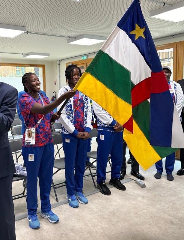 Jeux Olympiques : Visite du Président de la RCA au Village Olympique et remise du drapeau à la judokate Nadia Guimendego, vice-championne d'Afrique