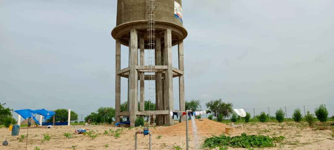 Tchad : le représentant résident de la Banque mondiale visite le château d'eau construit par PARCA