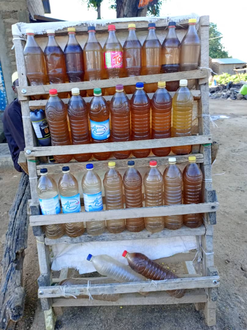 Le trafic malgré son interdiction se fait à ciel ouvert.