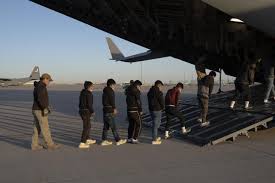Des migrants expulsés par avion militaires, à Fort Bliss, au Texas, le 23 janvier 2025, selon une photo fournie par le Pentagone DVIDS/AFP Nicholas J. De La Pena